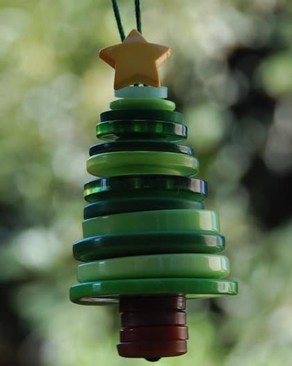 button crafts for kids: button Christmas tree ornament