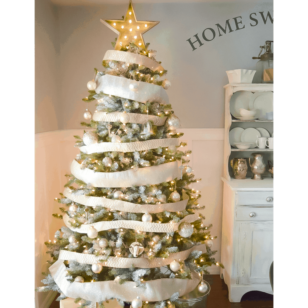 https://www.babysavers.com/wp-content/uploads/2015/11/gold-and-white-christmas-tree.png