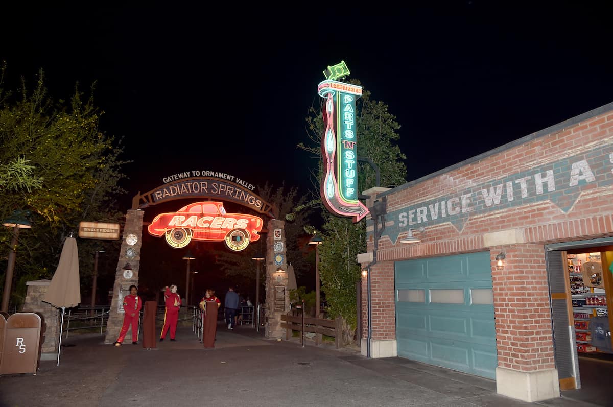 cars 3 premiere radiator springs racers