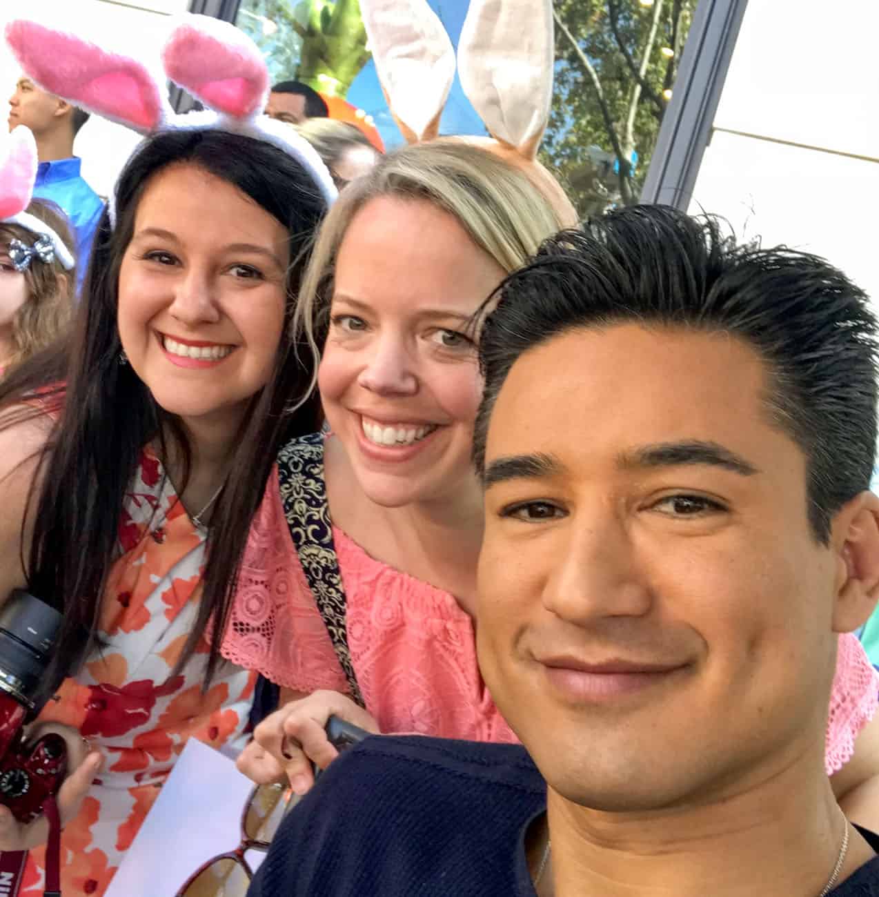 Mario Lopez with mom bloggers at Peter Rabbit premiere