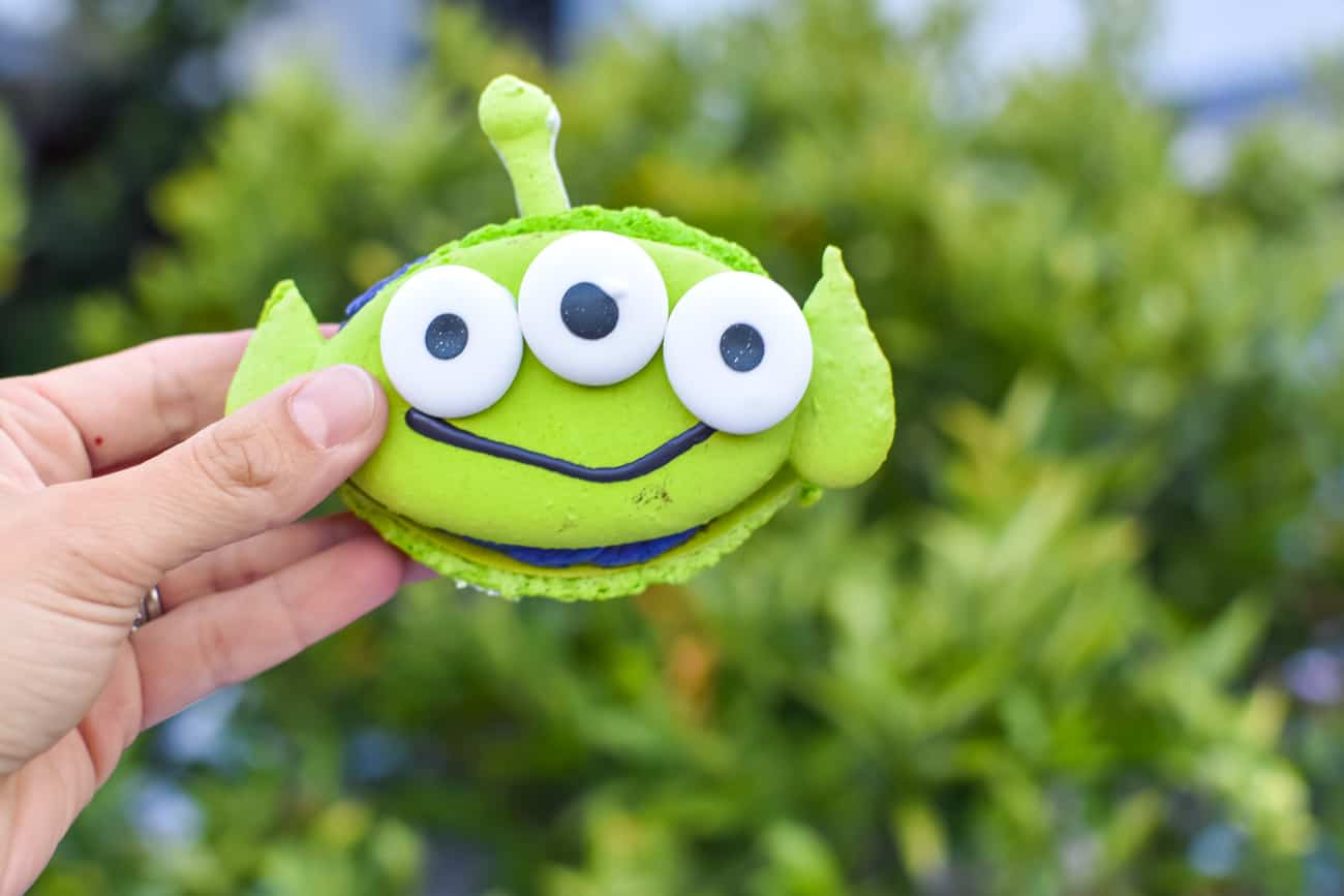 pixarfest alien macaron