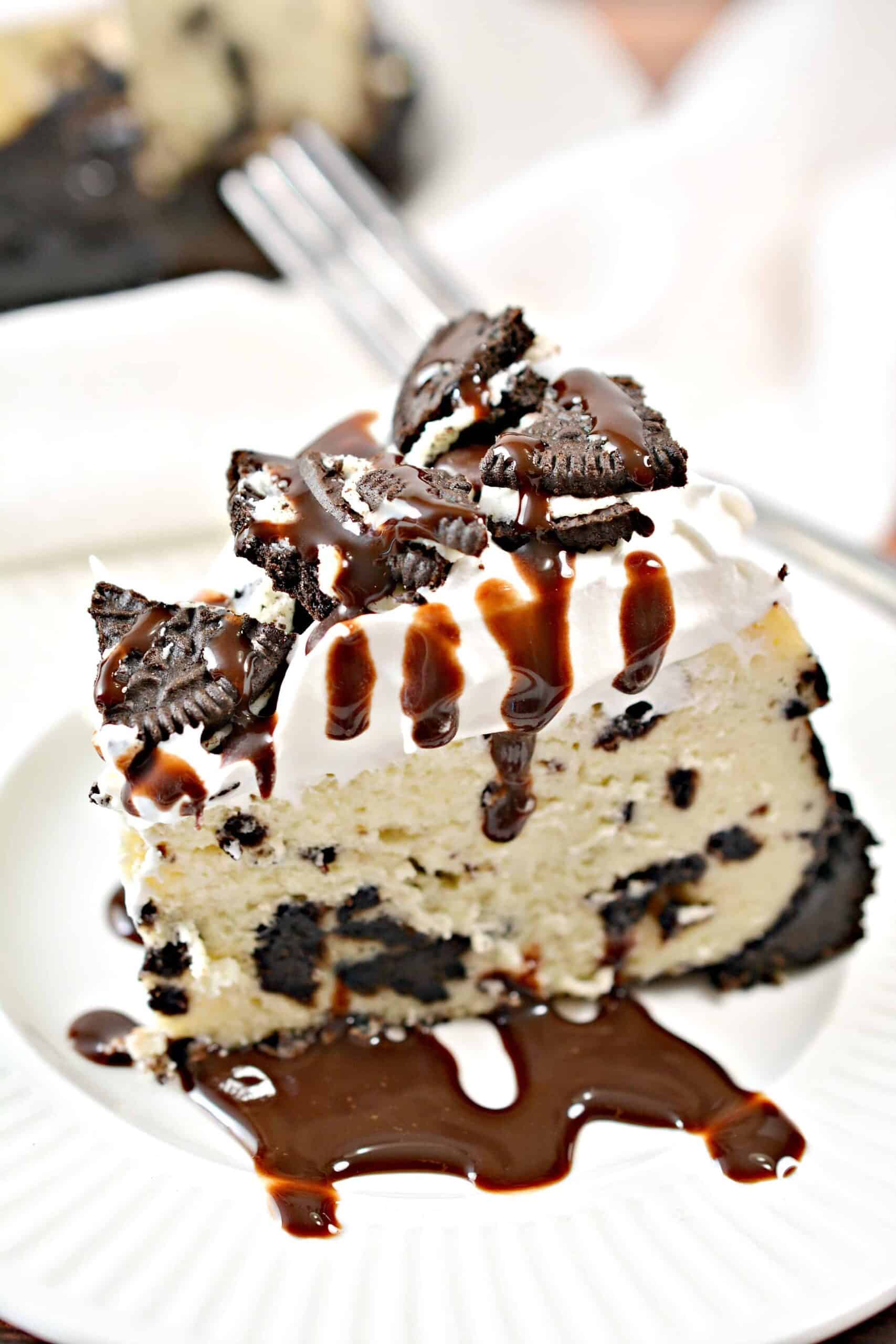 oreo cheesecake with chocolate sauce