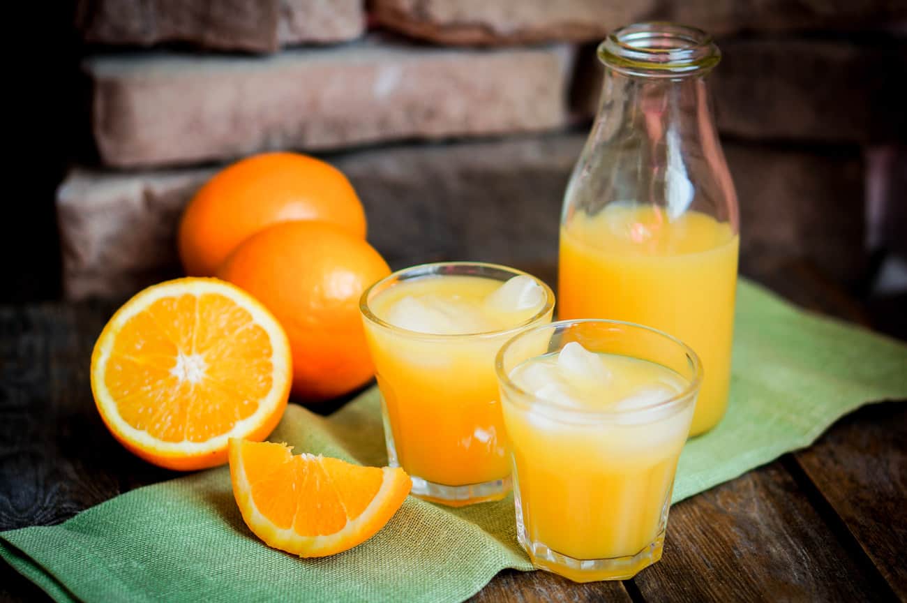 fresh orange juice and oranges 
