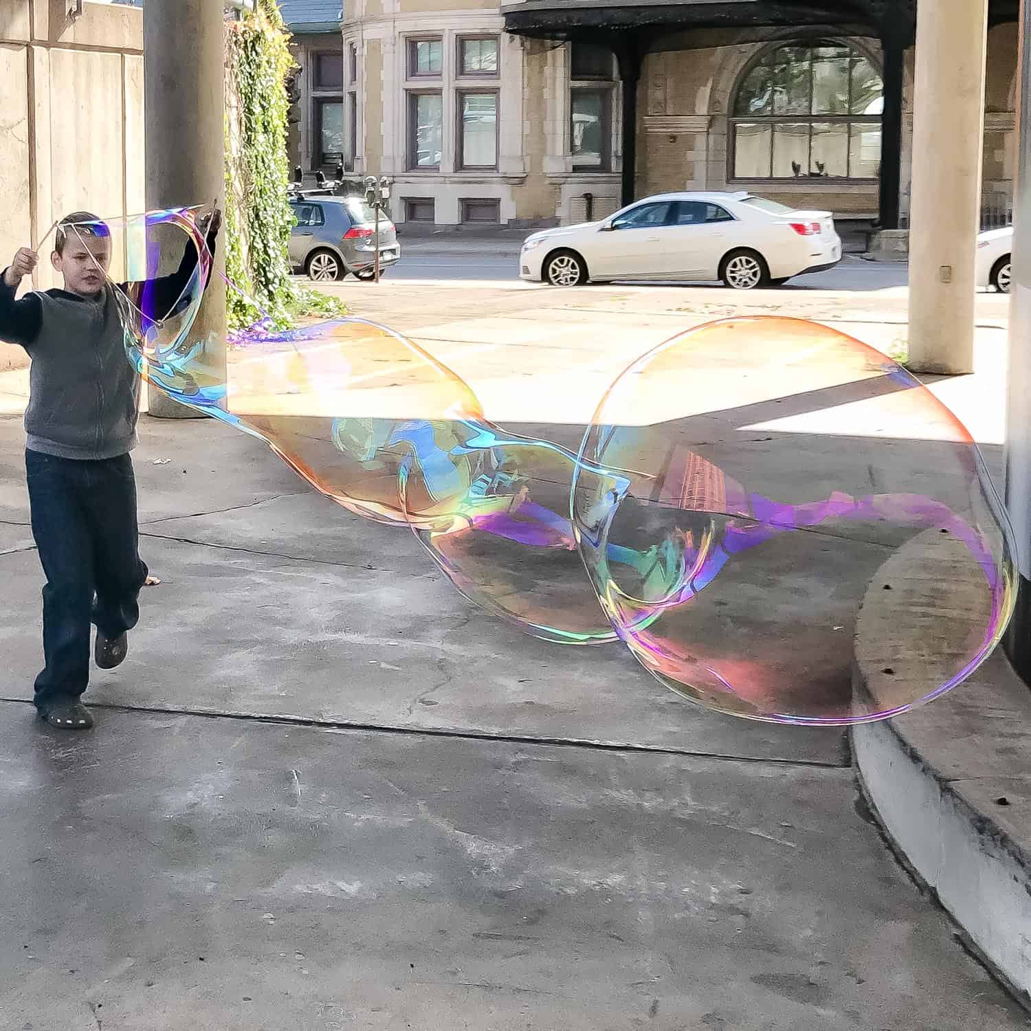 Easy BIG BUBBLES: Giant Bubble Solution Recipe & DIY Giant Bubble