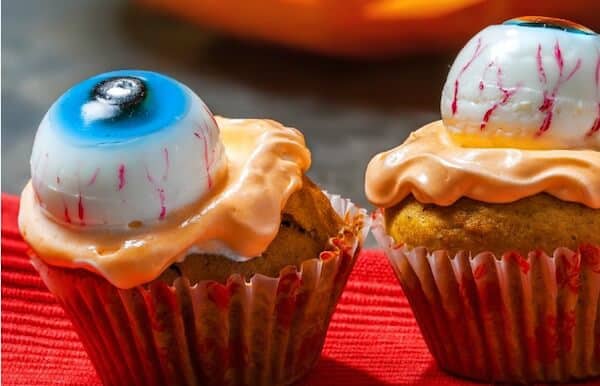 halloween cupcake ideas gummy eyeballs